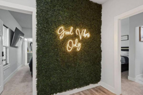 Spacious Modern Townhome w Indoor Court, King Beds & Huge TVs!